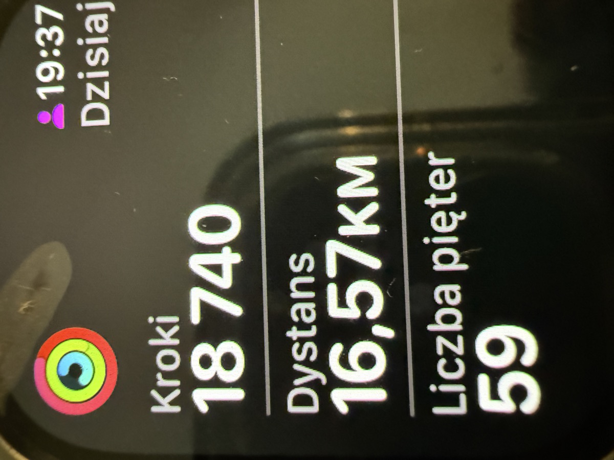 Zegarek pokazuje dzienne podsumowanie: 18 740 kroków, dystans 16,57 km, 59 pięter