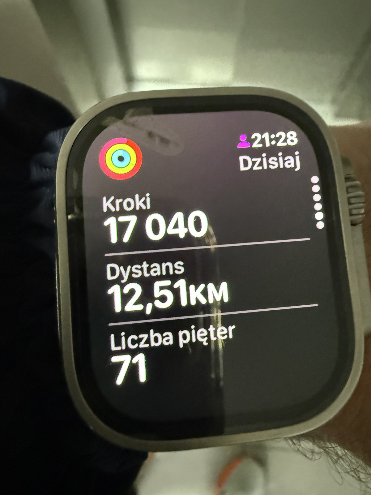Zegarek pokazuje dzienne podsumowanie: 17 040 kroków, dystans 12,51 km, 71 pięter