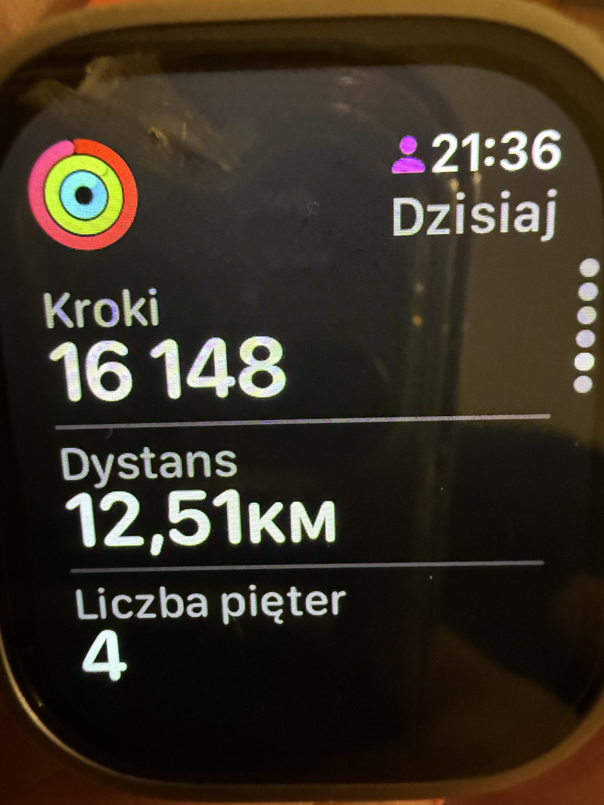 Zegarek pokazuje dzienne podsumowanie: 16 148 kroków, dystans 12,51 km, 4 piętra