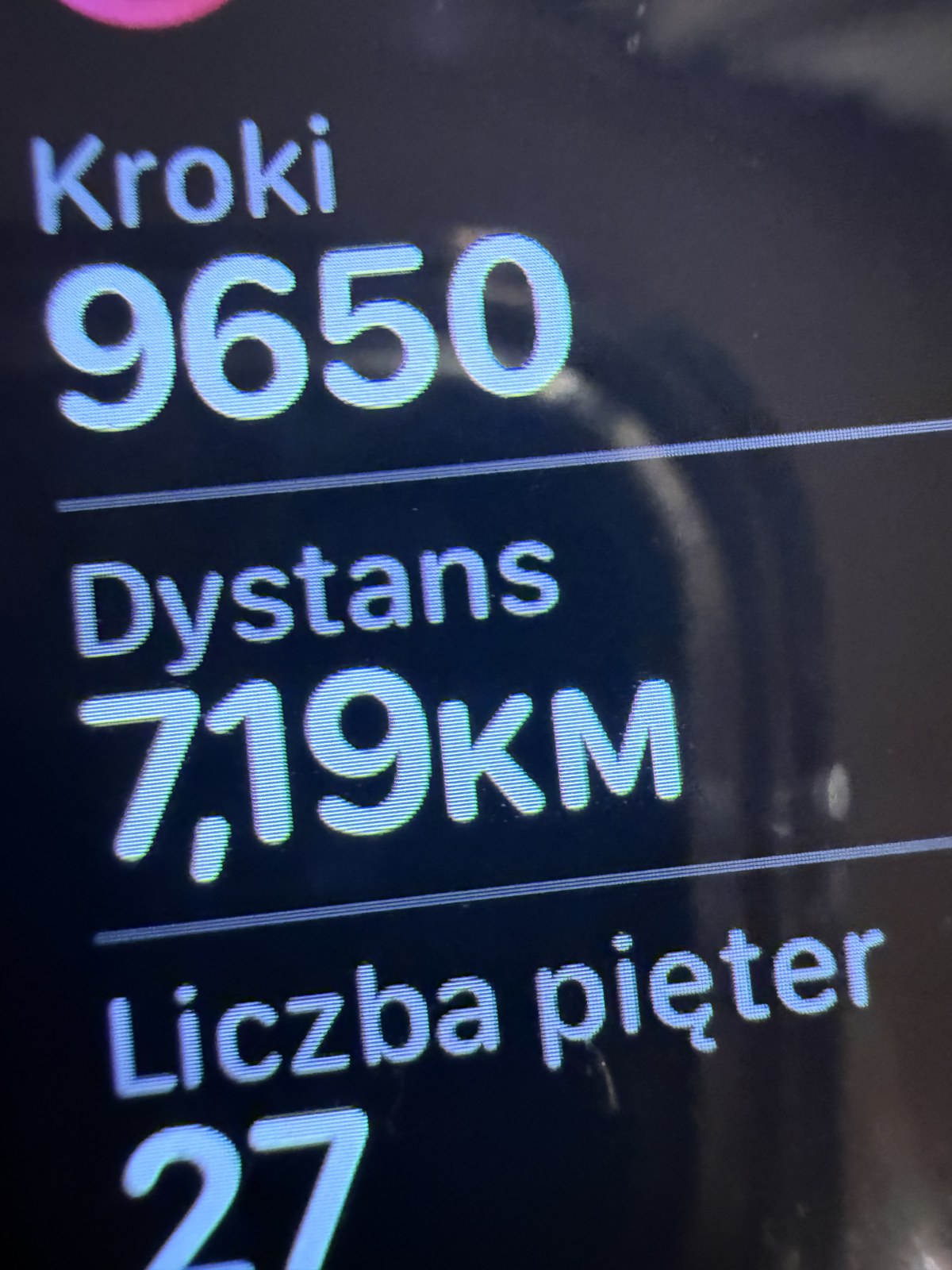 Zegarek pokazuje dzienne podsumowanie: 9650 kroków, dystans 7,19 km, 27 pięter