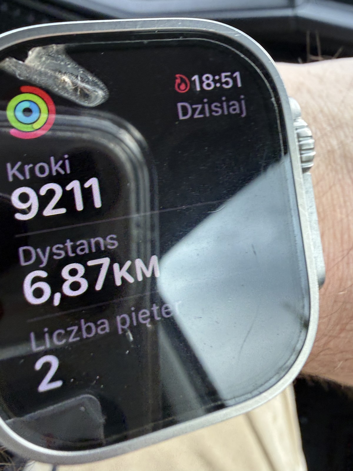 Zegarek pokazuje dzienne podsumowanie: 9211 kroków, dystans 6,87 km, 2 piętra