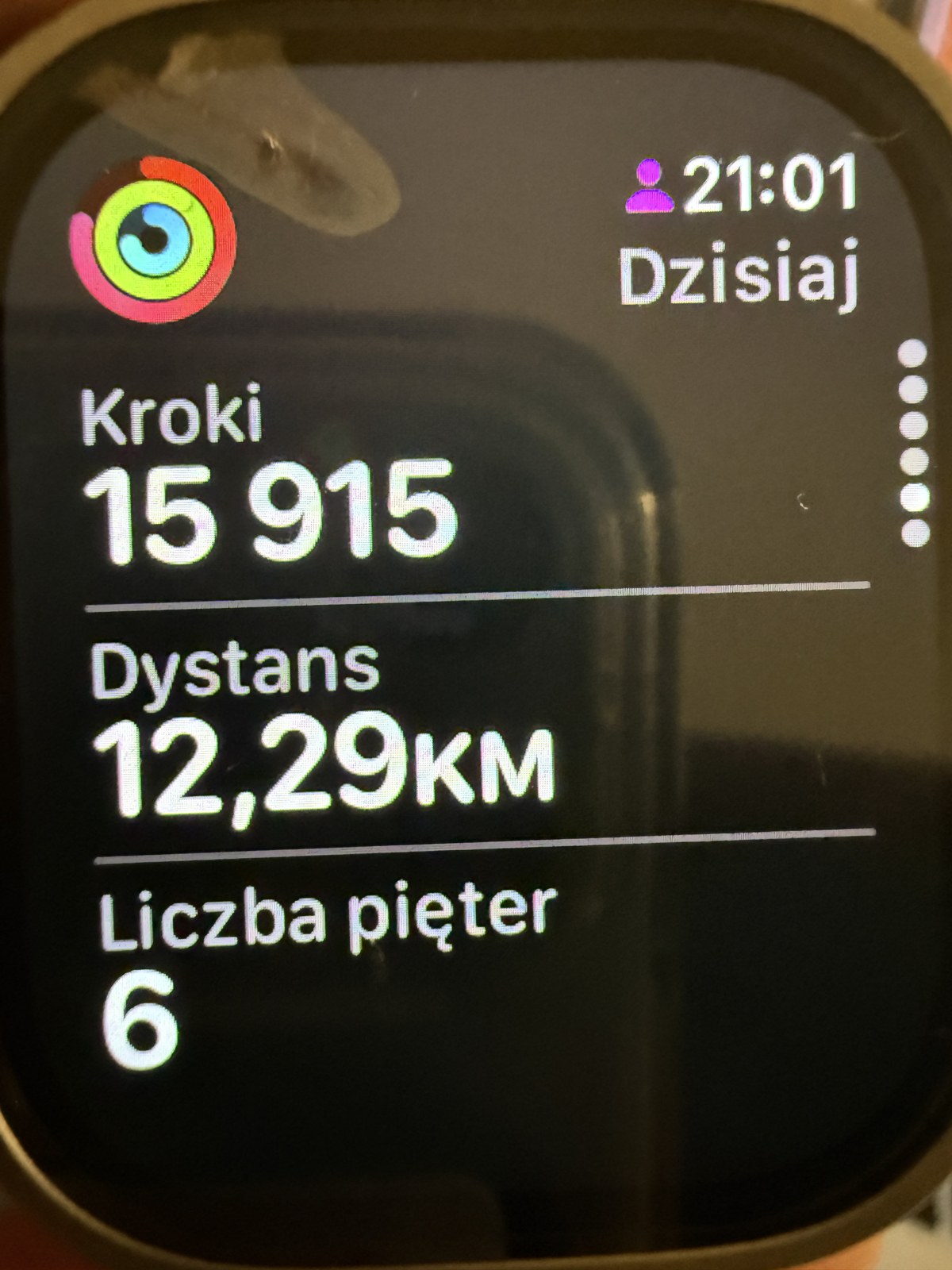Zegarek pokazuje dzienne podsumowanie: 15 915 kroków, dystans 12,29 km, 6 pięter