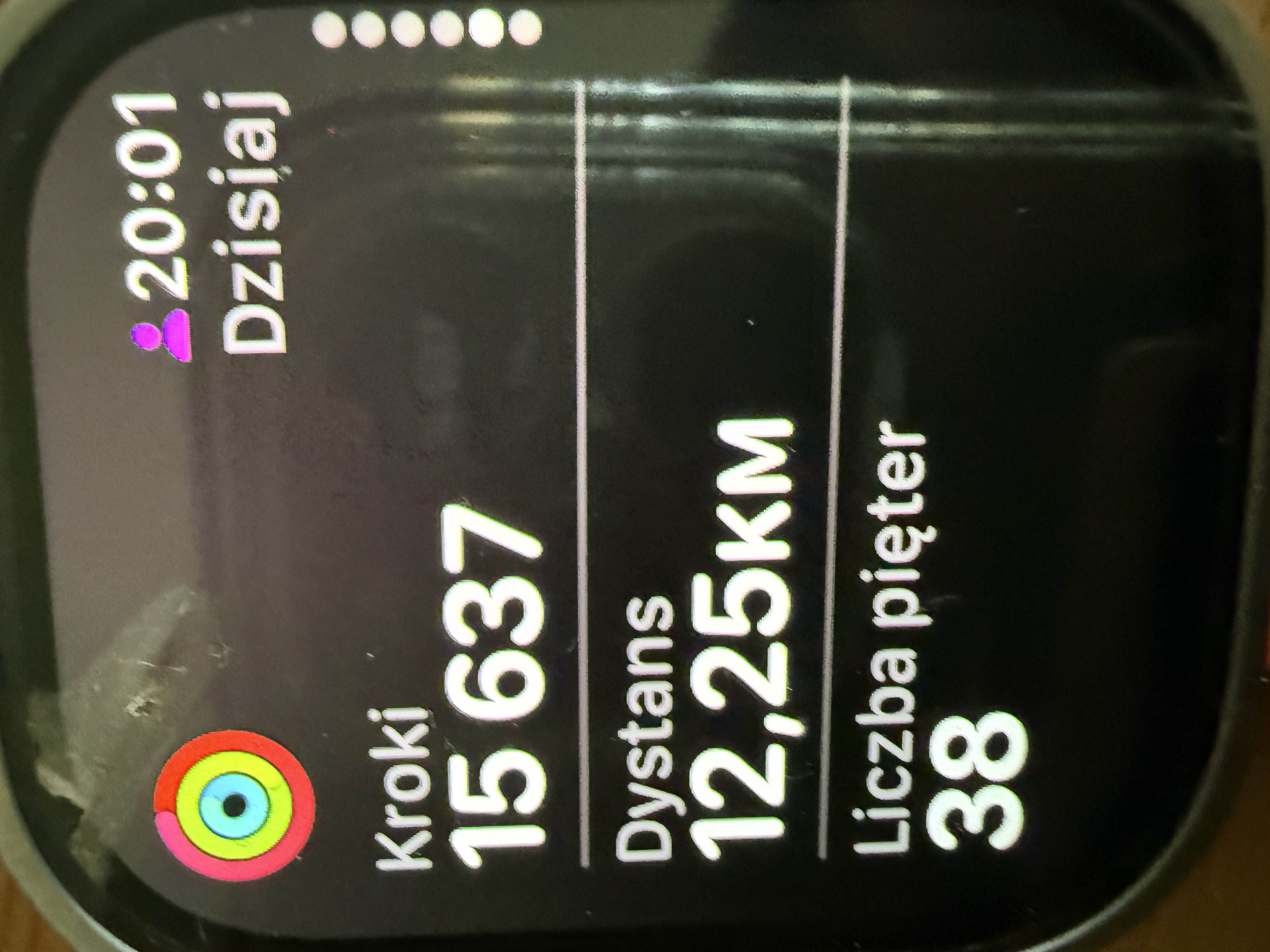 Zegarek pokazuje dzienne podsumowanie: 15 637 kroków, dystans 12,25 km, 38 pięter