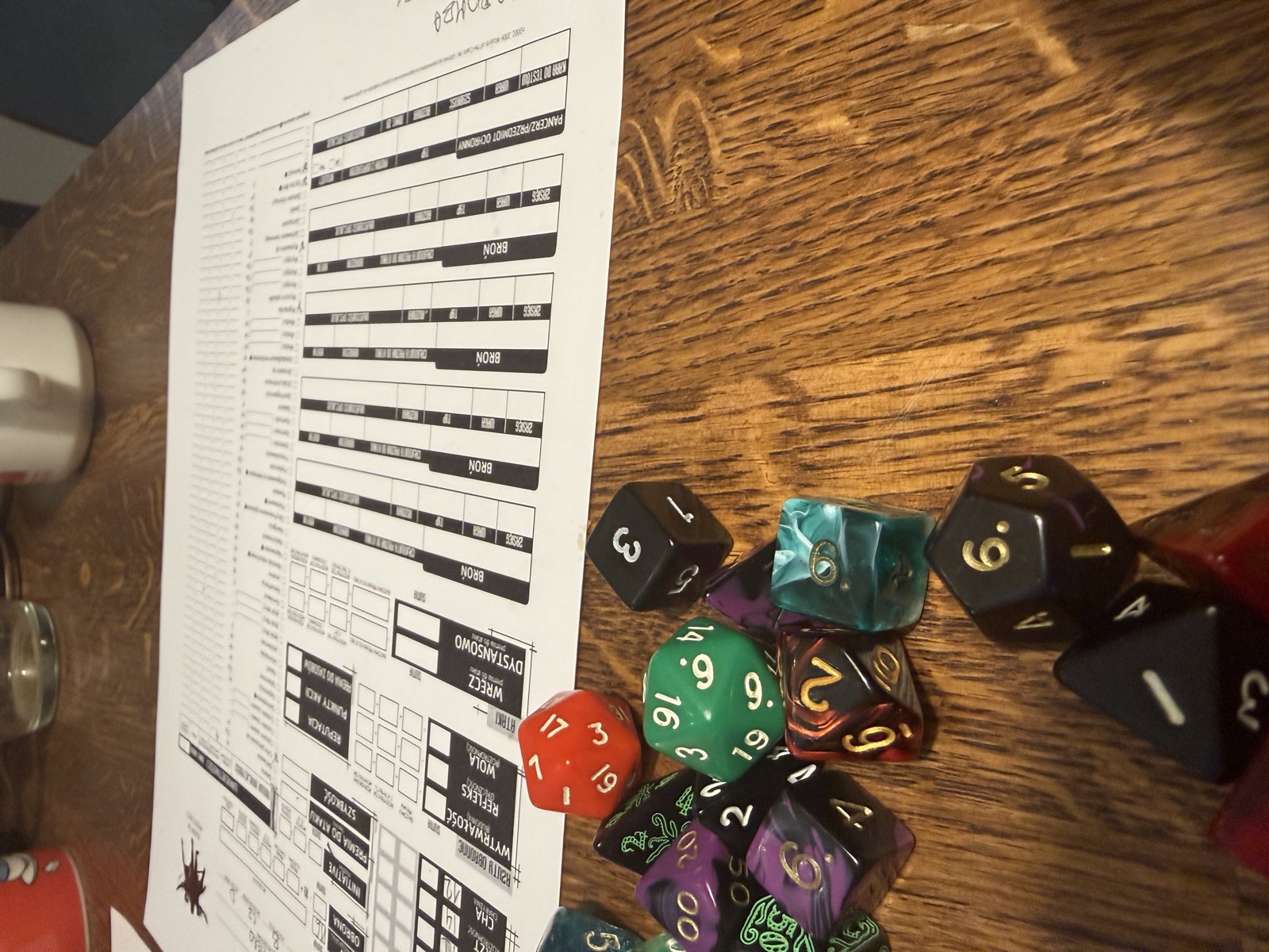 Kości RPG (różne typy: k20, k12, k10, k8, k6, k4) i karta postaci do gry d20 Modern