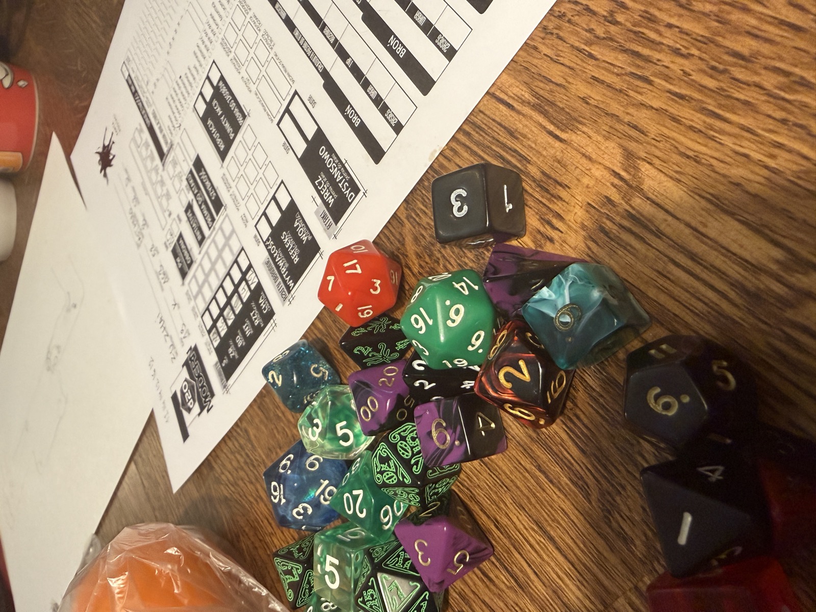Stos kości RPG na drewnianym stole obok karty postaci d20 Modern