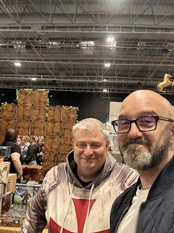 Marcin Sawicki na wspólnym zdjęciu z Arturem Szyndlerem, twórcą gry Kryształy Czasu, na targach gier