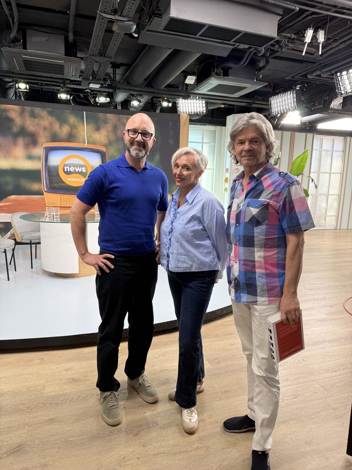 Marcin Sawicki, Kinga Dębska i Filip Łobodziński w studiu Dzień Dobry TVN, w tle stół programu